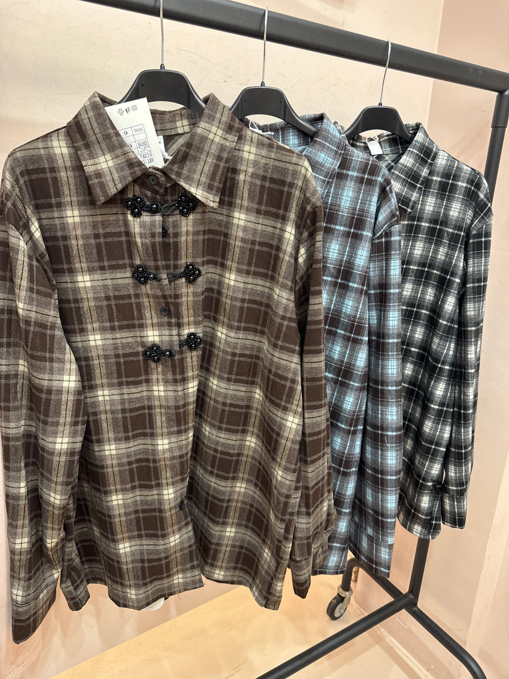 Camicia scozzese con dettaglio